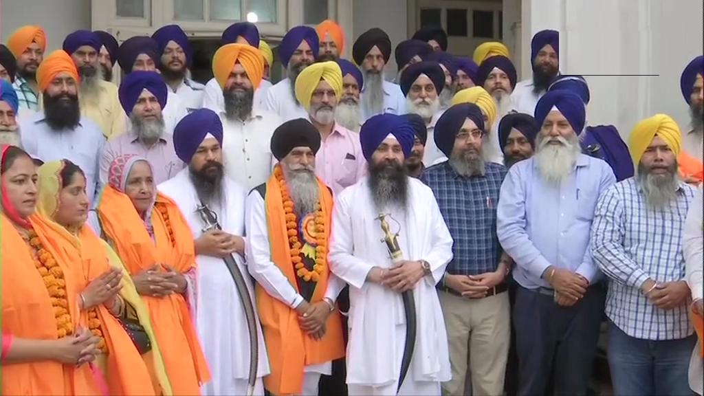 अमृतसर से बैसाखी समारोह के लिए पाकिस्तान के गुरुद्वारा पांजा साहिब के लिए रवाना होते 839 सिख श्रद्धालु