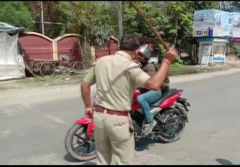 कोरोना वायरस के मद्देनजर पश्चिम बंगाल के कूचबिहार में लॉकडाउन के दौरान बाहर सड़कों पर निकलने वाले लोगों पर पुलिस-प्रशासन की सख्ती