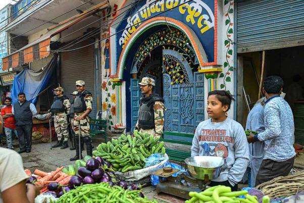 सीबीएसई की कक्षा 10वीं और 12वीं की परीक्षाओं के दौरान दिल्ली के दंगा प्रभावित शिव विहार इलाके में स्कूल के बाहर तैनात सुरक्षाकर्मी