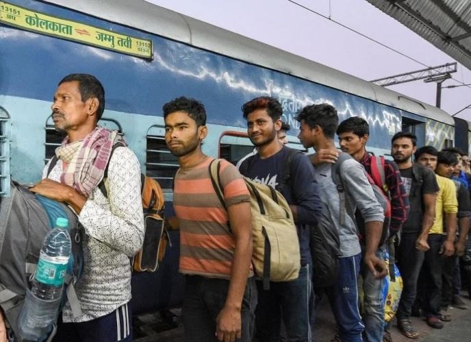 5 साथियों की हत्या के बाद जम्मू-कश्मीर से कोलकाता लौटते 138 मजदूर, खौफ में थी जिंदगी