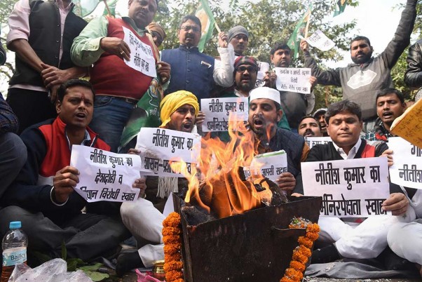 पटना में नागरिकता संशोधन कानून और गैंगरेप की घटना को लेकर बिहार की नीतीश-सरकार के विरोध में जद-यू कार्यालय के बाहर हवन करते राजद के कार्यकर्ता