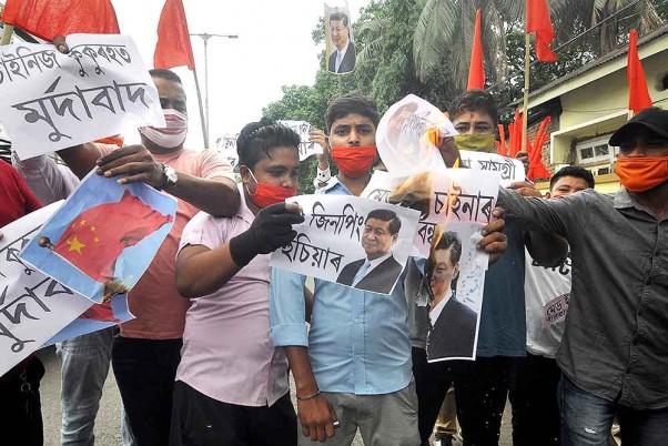गुवाहाटी में राष्ट्रीय बजरंग दल के कार्यकर्ताओं का चीन के विराेध में प्रदर्शन, जलाए पोस्टर