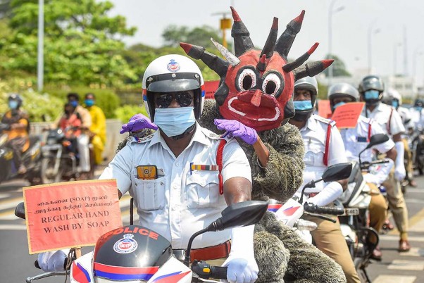 चेन्नई में कोविड-19 संक्रमण से जागरूकता फैलाने पुलिस कर्मियों ने निकाली बाइक रैली