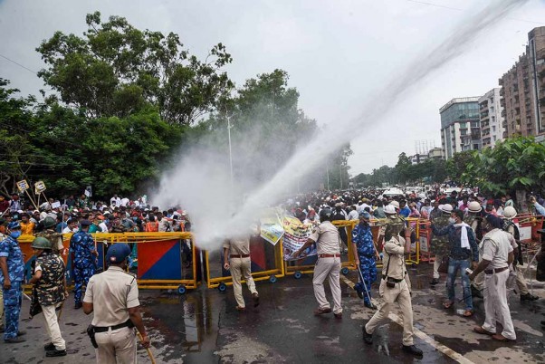 पटना में स्थायी नौकरी की मांग को लेकर प्रदर्शनकारियों को नियंत्रित करने के लिए वाटर कैनन का प्रयोग