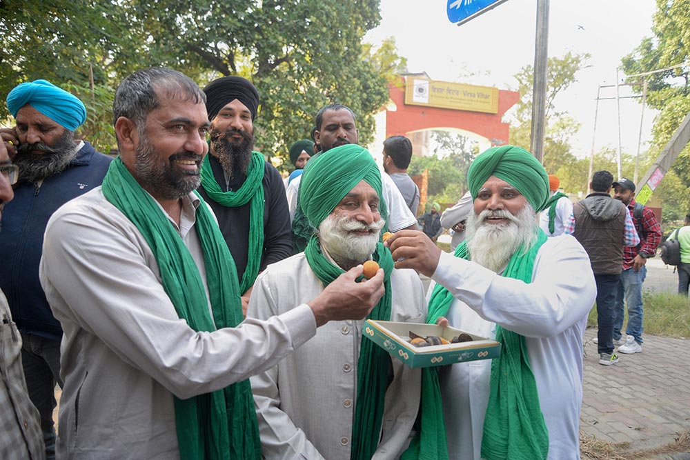 जालंधर में प्रधानमंत्री नरेंद्र मोदी द्वारा तीन केंद्रीय कृषि कानूनों को निरस्त करने की घोषणा के बाद जश्न मनाते किसान