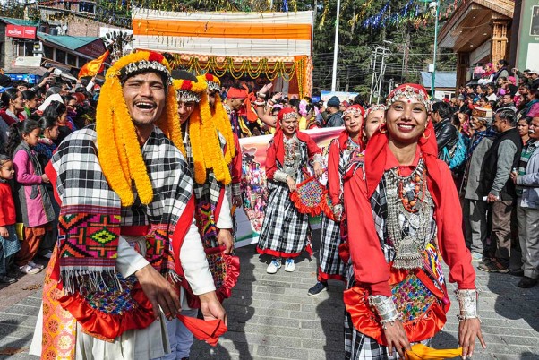 मनाली में विंटर कार्निवाल के दौरान प्रस्तुति देते कलाकार