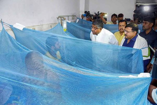 पटना में मेडिकल कॉलेज और अस्पताल में डेंगू के इलाज के दौरान मरीजों से मुलाकात केंद्रीय मंत्री और पटना साहिब से सांसद रविशंकर प्रसाद