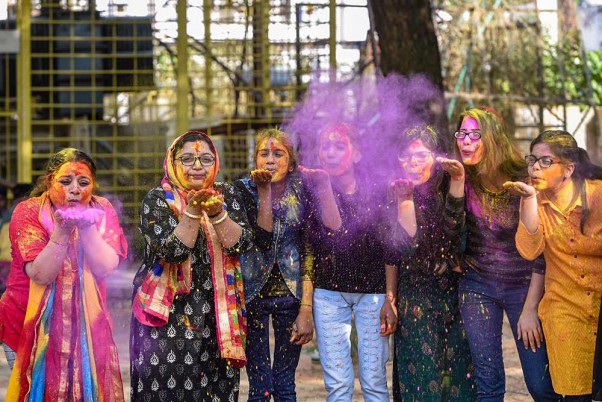 लखनऊ में प्री होली सेलिब्रेशन करती महिलाएं