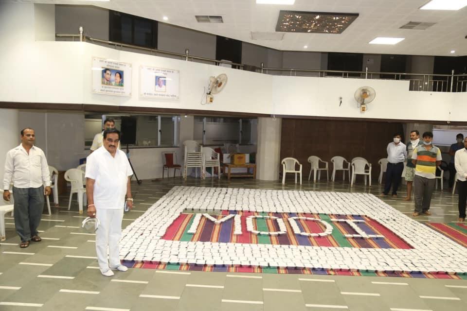 लॉकडाउन में जरूरतमंदों को चावल के थैले बांटते हुए  लोकसभा सांसद सीआर पाटिल