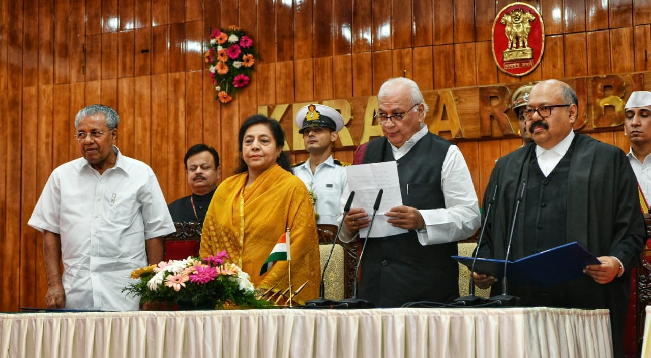 तिरुवनंतपुरम: केरल के राज्यपाल के रूप में शपथ लेते आरिफ मोहम्मद खान। मुख्यमंत्री पिनाराई विजयन भी रहे मौजूद