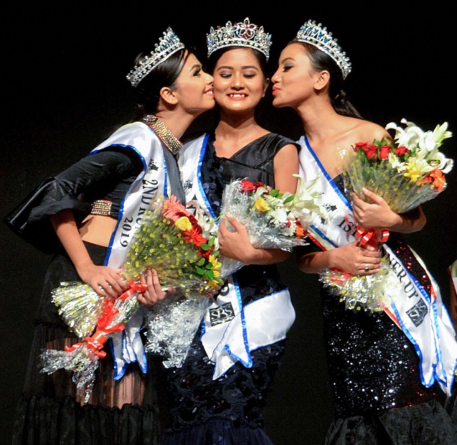 गुवाहाटी में मिस असम 2019 की विजेता  जोरहाट की हेमा दास  के साथ फर्स्ट रनर-अप सिबसागर की चीना राजकुमारी और दूसरी रनर-अप डिब्रूगढ़ की पूजिता सर्मा