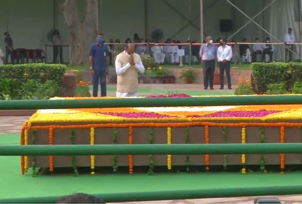 दिल्ली में विजयघाट पहुंचकर पूर्व प्रधानमंत्री लाल बहादुर शास्त्री की 117वीं जयंती पर उन्हें श्रद्धांजलि अर्पित करते लोकसभा अध्यक्ष ओम बिरला
