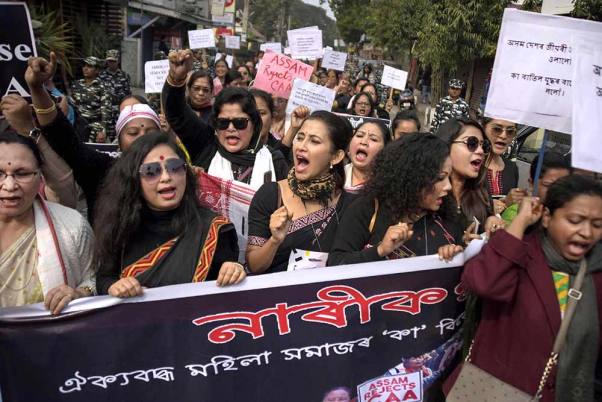 गुवाहाटी में नए नागरिकता कानून के खिलाफ प्रदर्शन के दौरान असमी अभिनेत्री बर्शारानी बिषाया