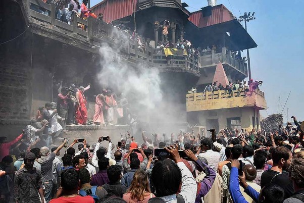 वाराणसी में मणिकर्णिका घाट पर 'चिता भस्म' (राख) के साथ होली खेलते भगवान शिव के भक्त