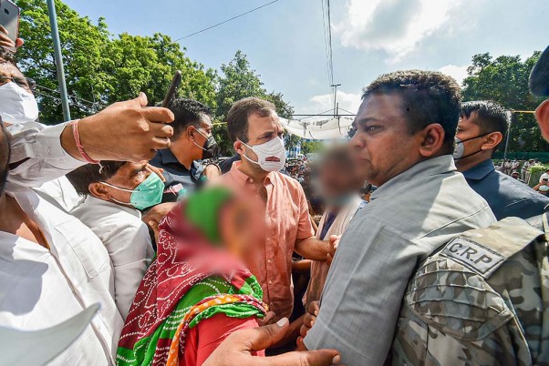 दिल्ली कैंट इलाके में कथित रूप से बलात्कार और फिर हत्या कर दी गई नाबालिग लड़की के परिवार के सदस्यों से मिलने पहुंचे कांग्रेस नेता राहुल गांधी