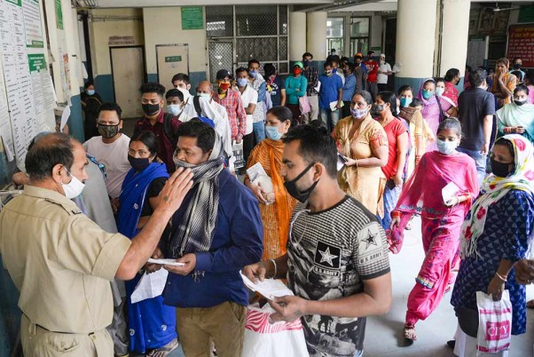 जालंधर सरकारी अस्पताल में ओपीडी के बाहर सामान्य चेकअप के लिए भी मरीजों को करना पड़ रहा लंबा इंतजार