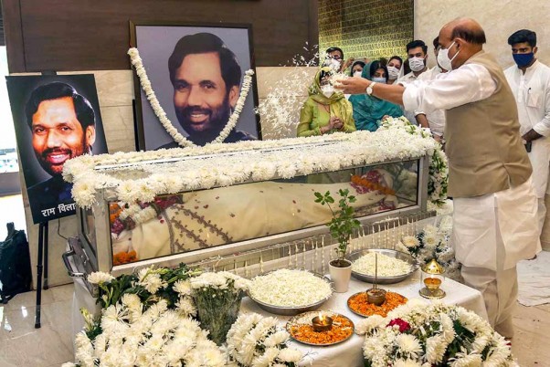 केंद्रीय मंत्री और लोक जनशक्ति पार्टी (एलजेपी) के नेता रामविलास पासवान के निधन के बाद उनके नई दिल्ली स्थित निवास स्थान पर श्रद्धांजलि अर्पित करते केंद्रीय रक्षा मंत्री राजनाथ सिंह