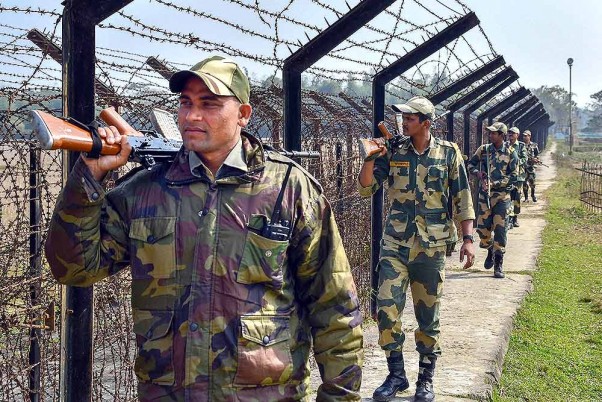 धर्मनगर के याकूबनगर गांव में गणतंत्र दिवस समारोह से पहले भारत-बांग्लादेश बॉर्डर पर गश्त लगाते सीमा सुरक्षा बल (बीएसएफ) के जवान
