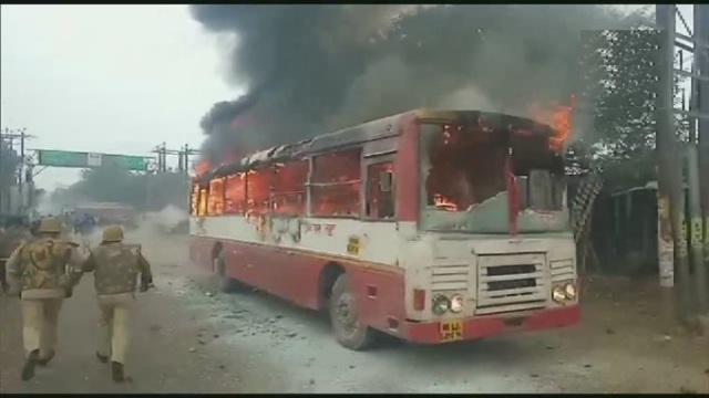 नागरिकता संशोधन कानून के खिलाफ उत्तर प्रदेश के संभल में प्रदर्शन, प्रदर्शनकारियों ने फूंकी रोडवेज की एक बस