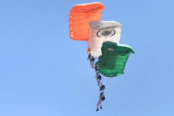 मैसूर के बन्नीमंतप ग्राउंड में एयर शो के दौरान प्रदर्शन करती भारतीय वायु सेना की स्काईडाइविंग टीम आकाश गंगा