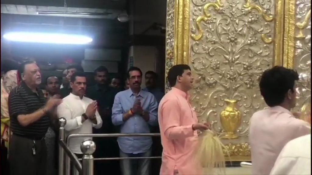 राजधानी दिल्ली के लोधी रोड स्थित मंदिर में साईं बाबा के दर्शन करते रॉबर्ट वाड्रा