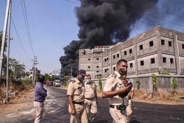 नवी मुंबई के तलोजा स्थित केमिकल फैक्ट्री में लगी भीषण आग में उठता धुंए का गुबार