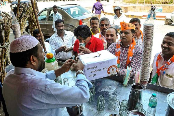 कर्नाटक के चिकमंगलूर में लोकसभा चुनाव प्रचार के लिए फंड इकट्ठा करते भाजपा कार्यकर्ता