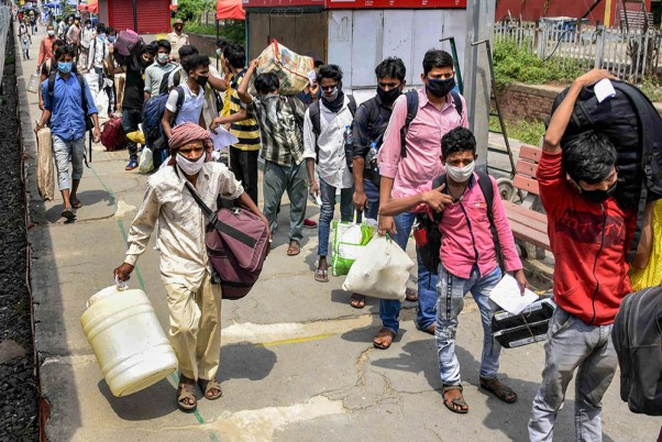 लॉकडाउन के बीच कर्नाटक के मलूर में फंसे प्रवासी श्रमिक विशेष ट्रेन से पटना दानापुर रेलवे स्टेशन पहुंचे