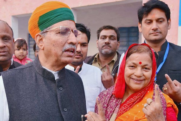 बीकानेर में नगर निकाय चुनाव के दौरान मतदान केंद्र पर वोट डालने के बाद केंद्रीय राज्य मंत्री अर्जुनराम मेघवाल और उनकी पत्नी पाना देवी