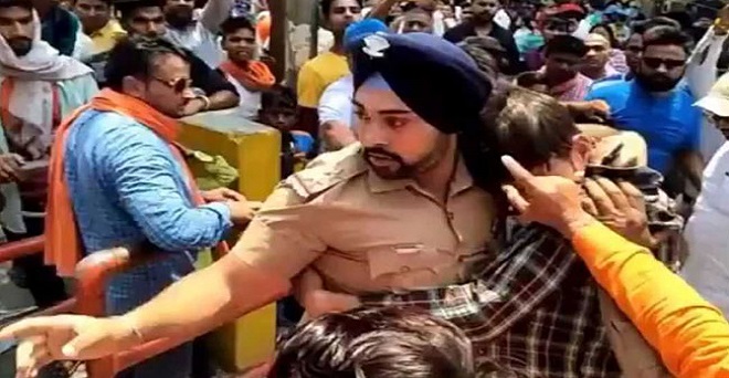 VIDEO: जब मुस्लिम युवक को मॉब लिंचिंग से बचाने के लिए भीड़ से लड़ गया सिख पुलिसवाला