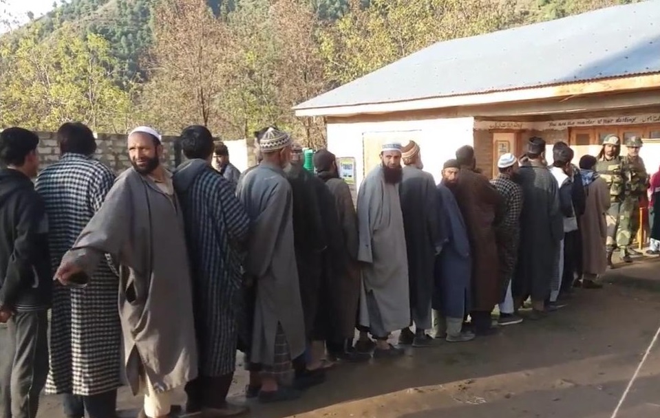 लोकसभा चुनाव के दूसरे चरण में वोट डालने के लिए खड़े मतदाता