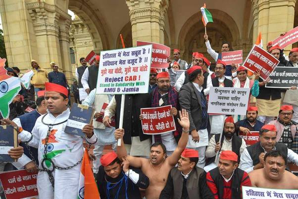 लखनऊ में विधानसभा परिसर में नागरिकता संशोधन अधिनियम का विरोध करते समाजवादी पार्टी के नेता