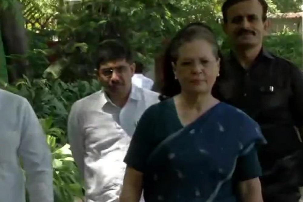 कांग्रेस वर्किंग कमेटी की बैठक में शरीक होने के लिए कांग्रेस मुख्यालय पहुंचीं यूपीए चेयरपर्सन सोनिया गांधी
