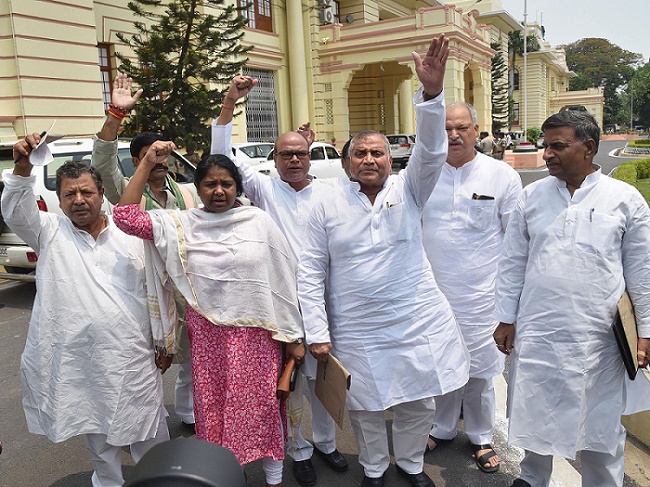 बिहार में विधानसभा के मानसून सत्र के पहले दिन मुजफ्फरपुर में एक्यूट इंसेफेलाइटिस सिंड्रोम (एईएस) के कारण बच्चों की मौत पर विरोध प्रदर्शन करते कांग्रेस विधायक