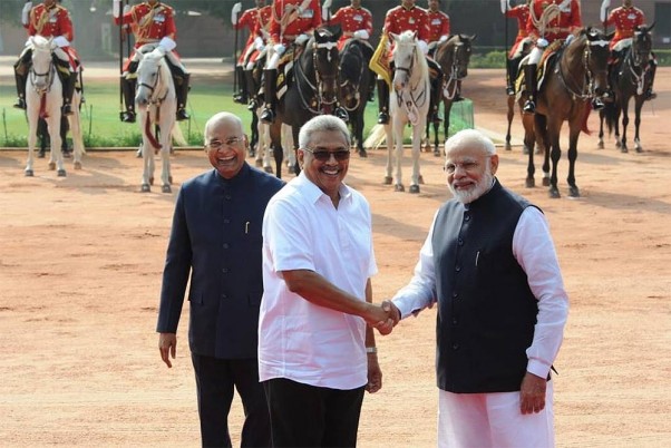 नई दिल्ली स्थित राष्ट्रपति भवन में श्रीलंका के राष्ट्रपति गोटबाया राजपक्षे के औपचारिक स्वागत समारोह के दौरान प्रधानमंत्री नरेंद्र मोदी और राष्ट्रपति रामनाथ कोविंद