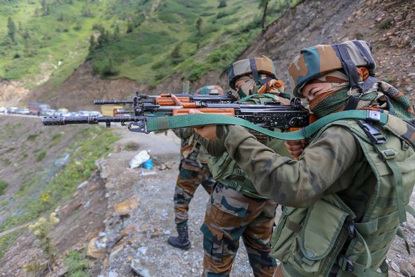 कुपवाड़ा जिले के साधना दर्रे में गश्त करती भारतीय सेना की महिला जवान, हथियारों-नशीली दवाओं की तस्करी पर रोक लगाने के लिए पहली बार महिला सैनिकों की एलओसी पर तैनाती