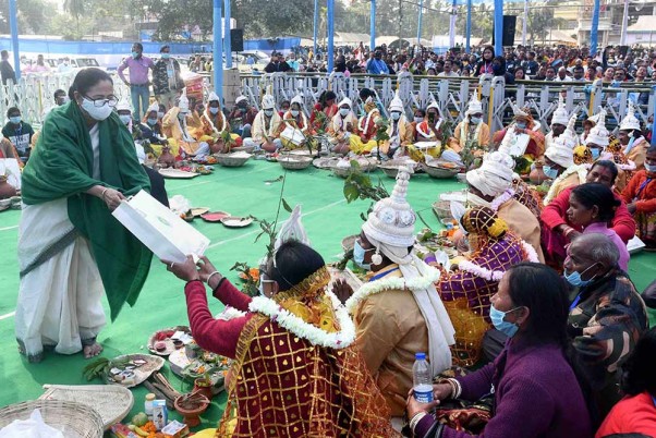 आदिवासियों के सामूहिक विवाद समारोह में शामिल हुई पश्चिम बंगाल की सीएम ममता बनर्जी