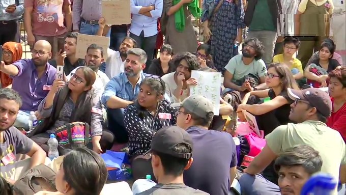 जेएनयू हमले के खिलाफ मुंबई के गेटवे ऑफ इंडिया पर प्रदर्शन कर रहे छात्रों के बीच अभिनेता सुशांत सिंह भी पहुंचे