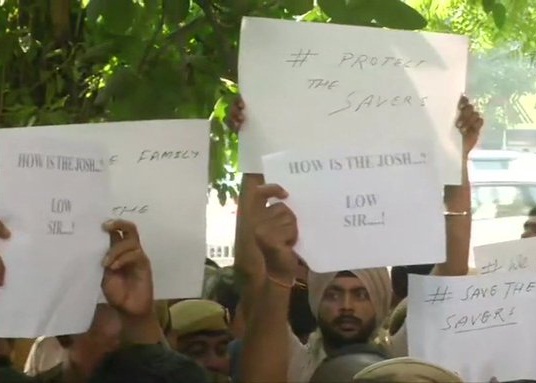 वकीलों से भिड़ंत मामले में पुलिसवालों ने हेडक्वार्टर घेरकर किया विरोध प्रदर्शन