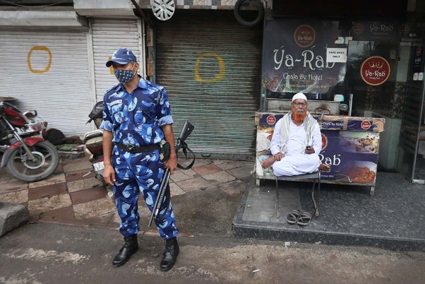 नई दिल्ली में ईईद-उल-अजहा (बकरीद) पर कोविड प्रतिबंधों के चलते पहरा देता पैरा मिलिट्री फोर्स का सिपाही