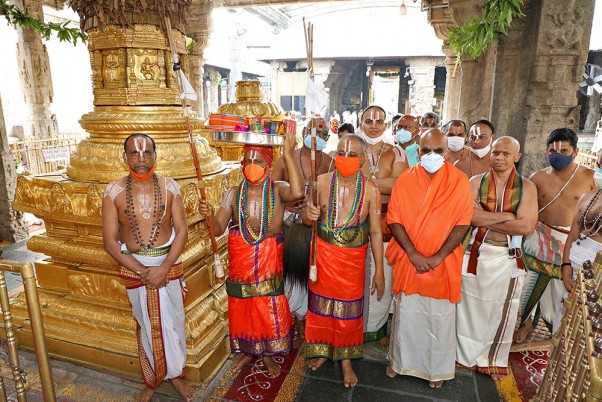 चित्तूर जिले के तिरुमला में भगवान वेंकटेश्वर स्वामी मंदिर में वार्षिक अनिवरा अस्थानम समारोह के दौरान पुजारी