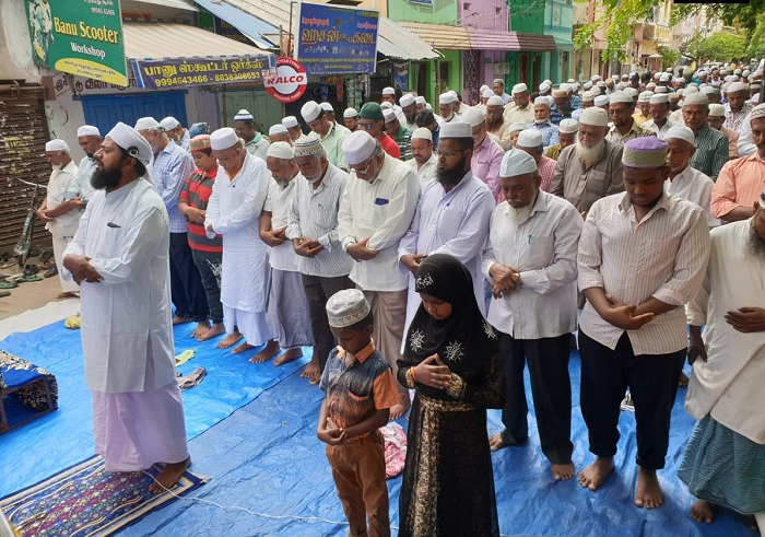 तमिलनाडु के मदुरै में बारिश के लिए विशेष नमाज अदा कर रहे लोग