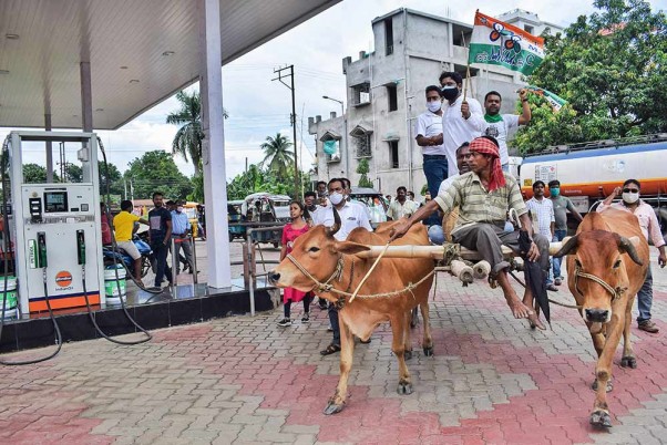 पश्चिम बंगाल के नदिया में ईंधन की कीमतों में बढ़ोतरी के विरोध में टीएमसी के कार्यकर्ताओं ने निकाली रैली