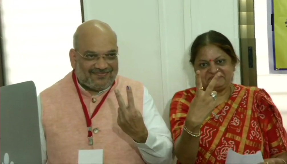 भाजपा अध्यक्ष अमित शाह और उनकी पत्नी सोनल शाह ने अहमदाबाद के नारनपुरा में मतदान केंद्र पर अपना वोट डाला