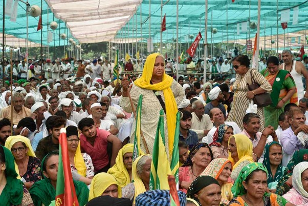 मुजफ्फरनगर में केंद्र के कृषि कानूनों के खिलाफ किसान महापंचायत में बड़ी संख्या में जुटे किसान