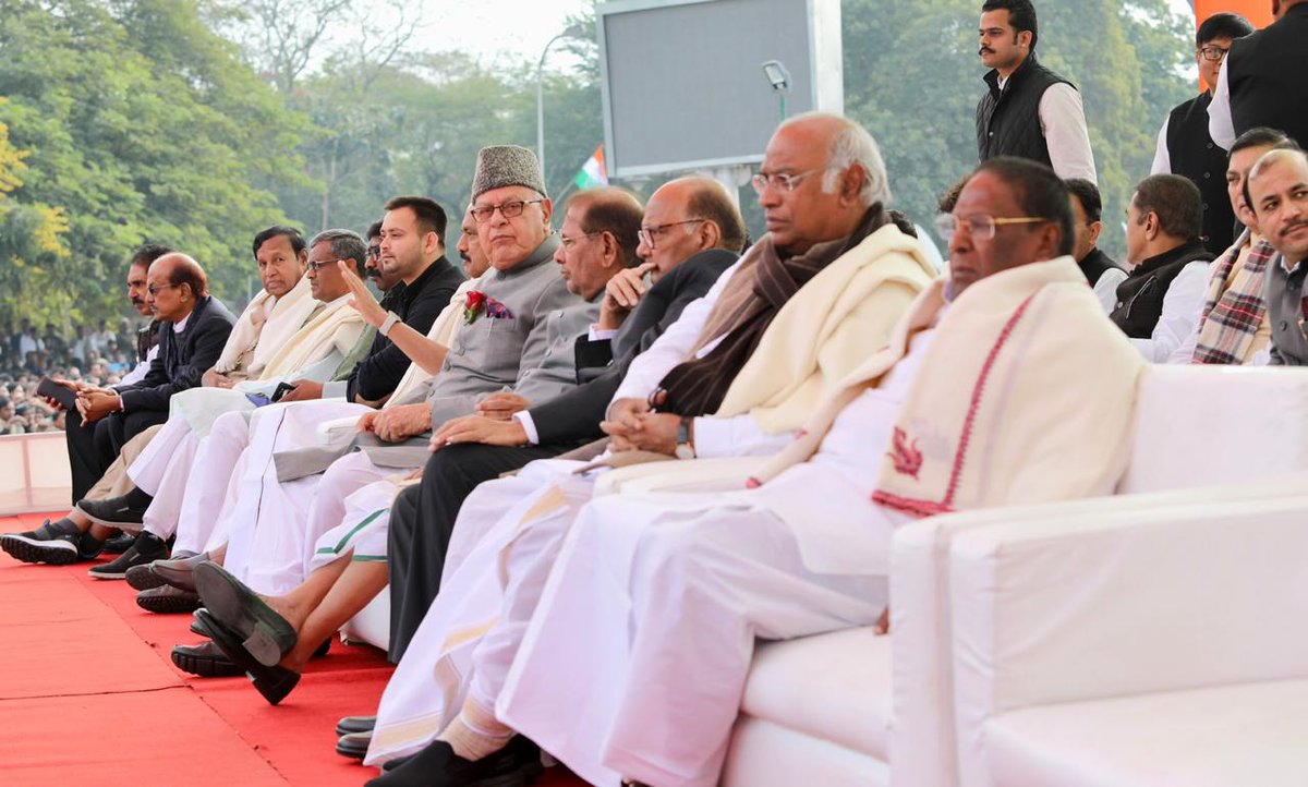 गहलोत के शपथ ग्रहण समारोह में जुटा विपक्ष