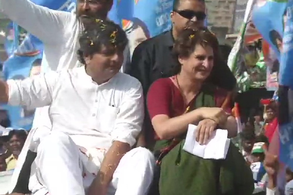 कांग्रेस महासचिव प्रियंका गांधी वाड्रा उत्तर प्रदेश के कुशीनगर में एक रोडशो के दौरान