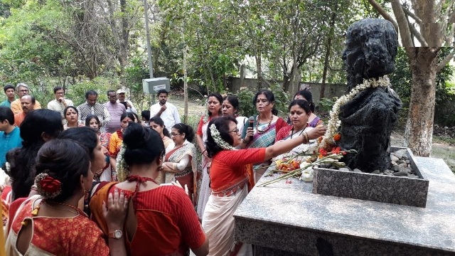 पश्चिम बंगाल के सिलीगुड़ी में रबींद्रनाथ टैगोर की जयंती पर आयोजित कार्यक्रम का एक नजारा