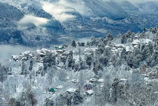 मनाली के पास बर्फ से ढकी कुल्लू घाटी का दृश्य