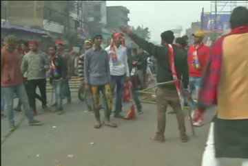 नागरिकता कानून के खिलाफ पटना में प्रदर्शन के दौरान बैरिकेड तोड़ हंगामा करते विकासशील इंसान पार्टी (वीआईपी) के कार्यकर्ता